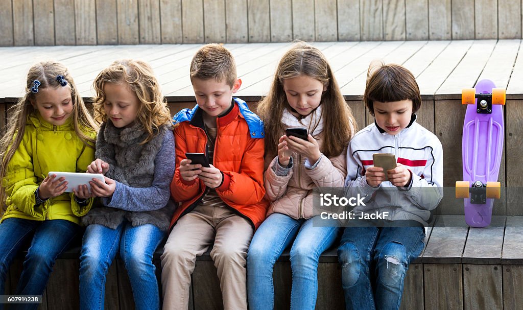 お子様と遊ぶ携帯電話 - 子供のロイヤリティフリーストックフォト