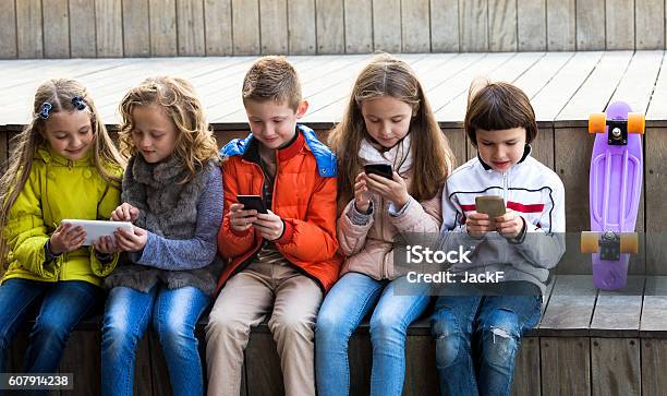 お子様と遊ぶ携帯電話 - 子供のストックフォトや画像を多数ご用意 - 子供, 依存症, ゲーム