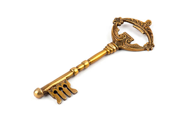 chave antiga e mística - isolated brass key macro - fotografias e filmes do acervo