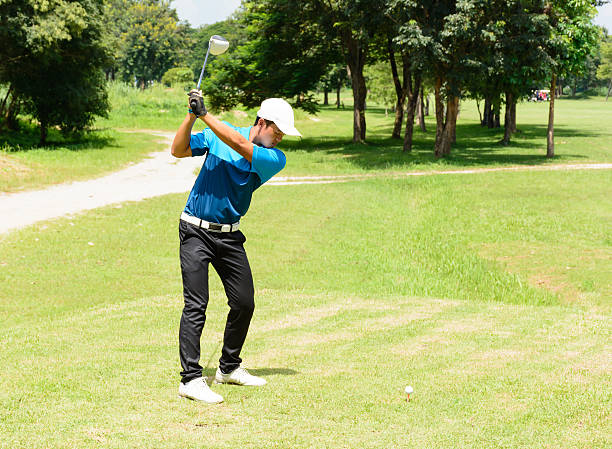 bello golfista asiatico uomo putt golf sul verde. - golf swing golf golf club golf ball foto e immagini stock