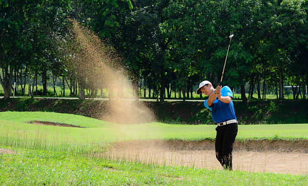 los golfistas golpean la pelota en la arena. velocidad y fuerza - golf expertise professional sport men fotografías e imágenes de stock