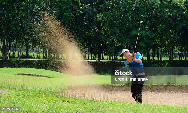 Foto de Golfistas Batem A Bola Na Areia Velocidade E Força e mais fotos de stock de Golfe