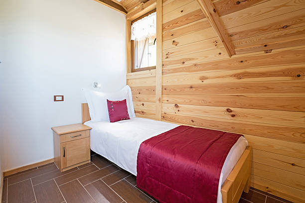 schlafzimmer im modernen stil blockhaus - rustic bedroom cabin indoors stock-fotos und bilder