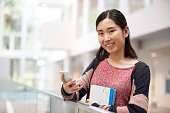asiatische-studentische-studentin-mit-telefon-schaut-in-die-kamera.jpg?b=1&s=170x170&k=20&c=CqdECQUjx15JsjgJewzAOZ1Jr6LkLSlh--Fful2SVfc=