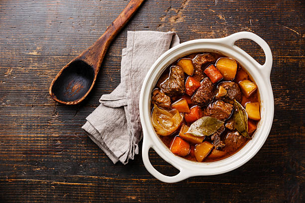 carne de res guisada con patatas - beef stew fotografías e imágenes de stock