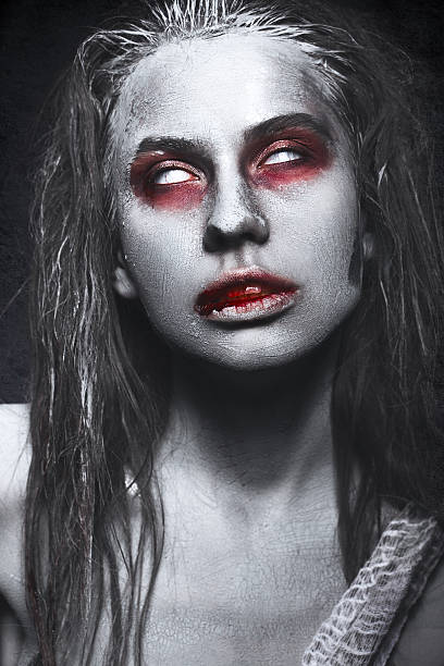 dziewczyna w postaci zombie, halloween zwłoki z krwią na - murder shock women physical injury zdjęcia i obrazy z banku zdjęć