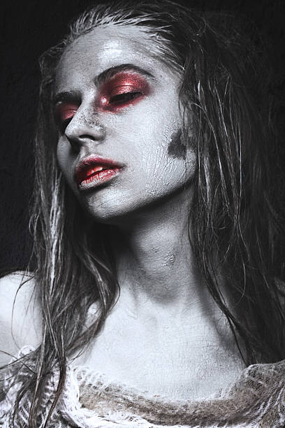 dziewczyna w postaci zombies, halloween zwłoki z krwi na - murder shock women physical injury zdjęcia i obrazy z banku zdjęć