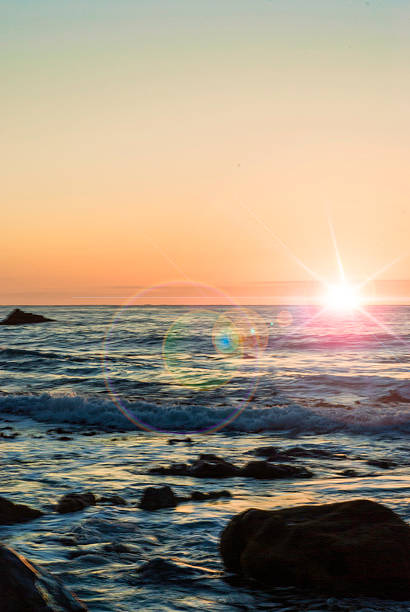 日の出にフレア - marlborough region sunrise new zealand sea ストックフォトと画像
