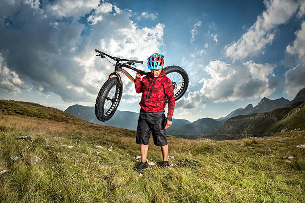 istock Male bicycle rider in the mountains 607972870