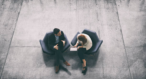 vista aérea de dos personas de negocios en el vestíbulo - talking chair two people sitting fotografías e imágenes de stock