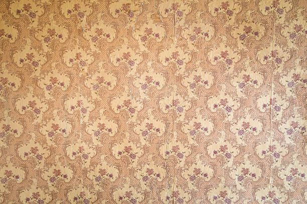 istock Vintage wallpaper in the room 607982976