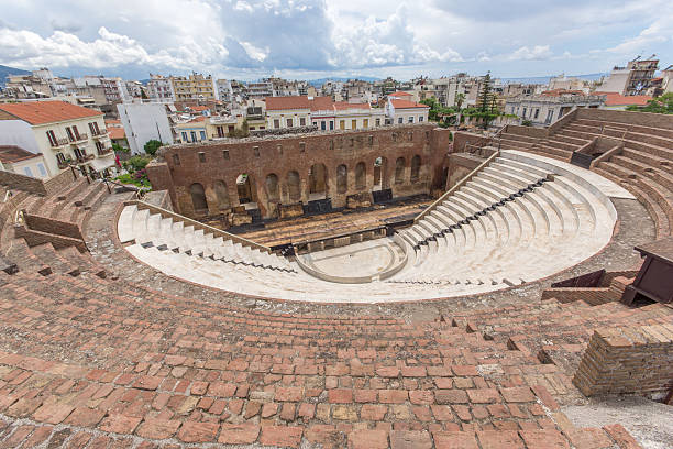 panorama del anfiteatro en el odeón romano, patras, peloponeso, grecia - odeón de antiguas ruinas romanas patras peloponeso grecia fotografías e imágenes de stock
