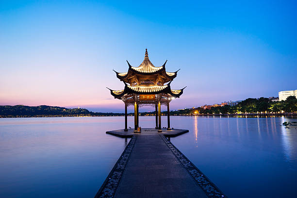 pabellón antiguo chino con puesta de sol en el lago del oeste - west china fotografías e imágenes de stock