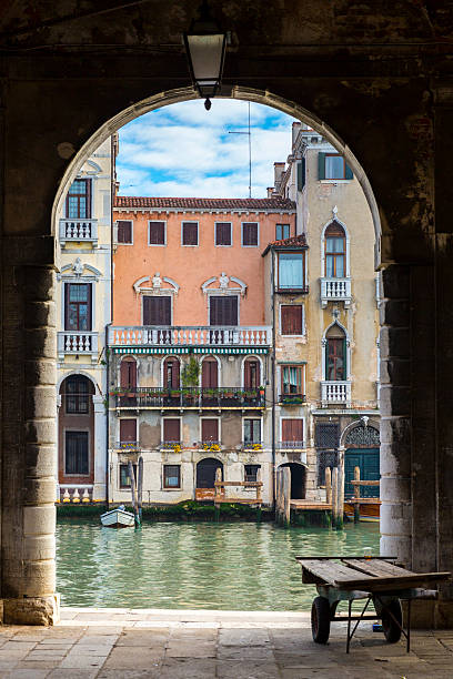 facciata tipica del grande canale, venezia, italia - venice italy italy grand canal built structure foto e immagini stock