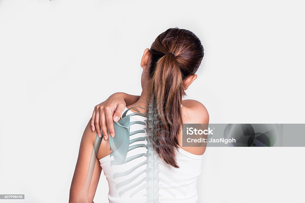 Mujer asiática con dolor de hombro - Foto de stock de Omóplato libre de derechos