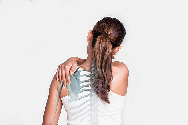 mujer asiática con dolor de hombro - escapula fotografías e imágenes de stock