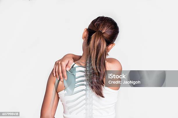 Mujer Asiática Con Dolor De Hombro Foto de stock y más banco de imágenes de Omóplato - Omóplato, Vista posterior, Espalda - Partes del cuerpo