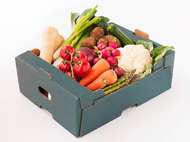 상자에 신선한 농산물의 스튜디오 샷 - zucchini vegetable food crate 뉴스 사진 이미지