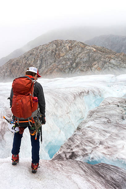alpiniste sur glacier - crevasse photos et images de collection