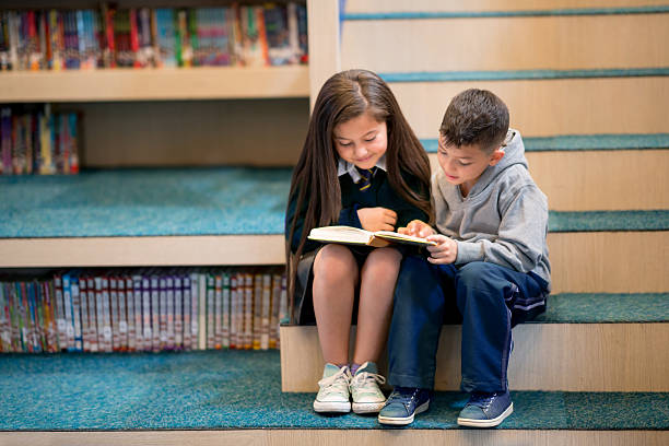 dzieci w szkole czytające książkę - book child staircase steps zdjęcia i obrazy z banku zdjęć