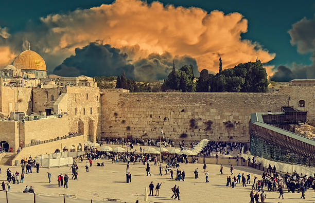 muro occidentale a gerusalemme - middle the western wall jerusalem israel foto e immagini stock