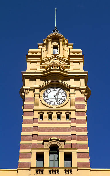 obejrzyj stację flinders street, flinders street. - melbourne australia clock tower clock zdjęcia i obrazy z banku zdjęć