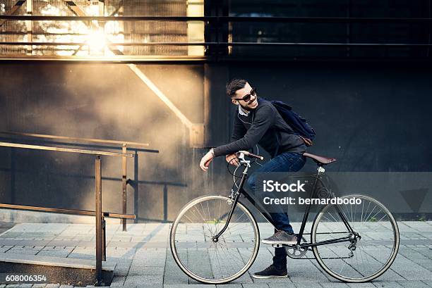 Foto de Melhor Transporte Para A Cidade e mais fotos de stock de Ciclismo - Ciclismo, Bicicleta, Homens