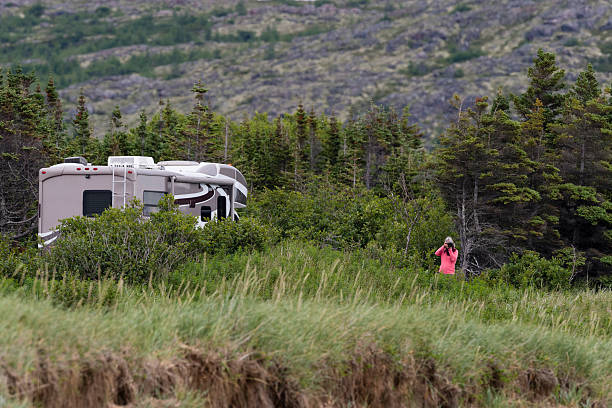 frauen fotografieren bei roadtrip, wohnmobil in labrador, camping - winnebago stock-fotos und bilder