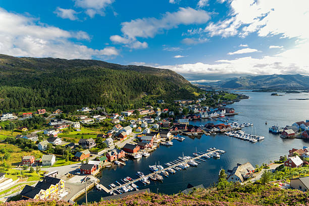 kalvég (kalvaag) ist ein dorf in der norwegischen region bremanger - sogn og fjordane county stock-fotos und bilder