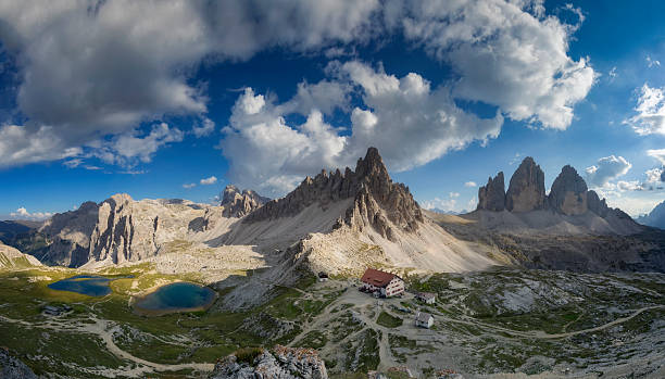 céu de nuvens em tre cime, alpes dolomite, itália - val pusteria - fotografias e filmes do acervo