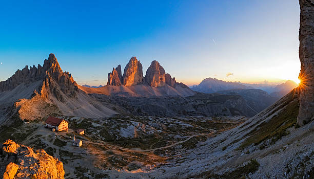 sunset at tre cime, dreizinnenhütte - antonio locatelli hut, alps - austria tirol cloud land imagens e fotografias de stock