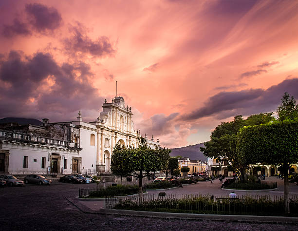 パルケ・セントラルの夕日 - アンティグア,グアテマラ - 西グアテマラ アンティグア ストックフォトと画像