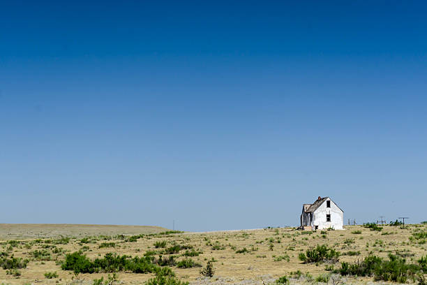 istock old house in the middle of nowhere 608010604