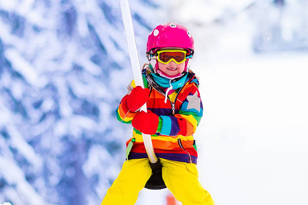 dziecko na wyciągu narciarskim idącym pod górę w górach - winter child coat baby girls zdjęcia i obrazy z banku zdjęć