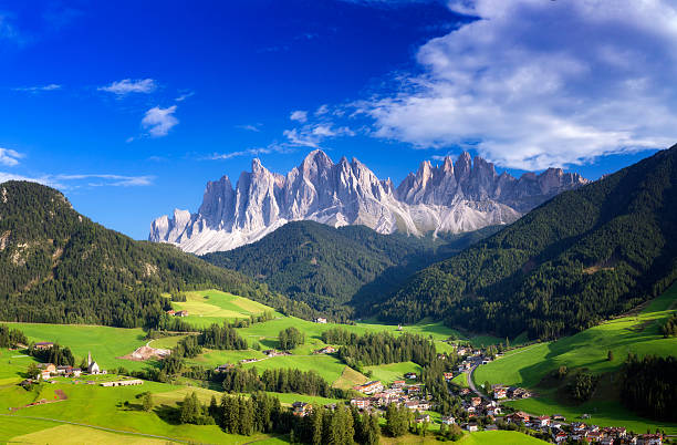 val di funes, st. john church panorama - villnöss, südtirol - alp village meadow field stock-fotos und bilder