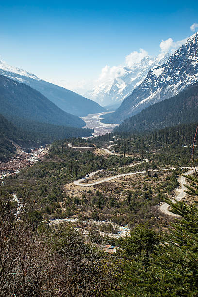 вид на снежный мутен в сиккиме, индия - sikkim стоковые фото и изображения