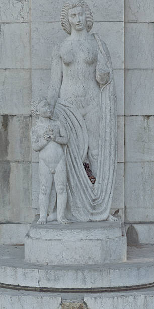 istock Mum with child, Lisbon, fountain 608505054