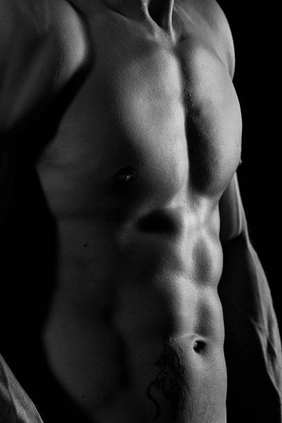Muskularny tułów młodego mężczyzny czarno-biały – zdjęcie