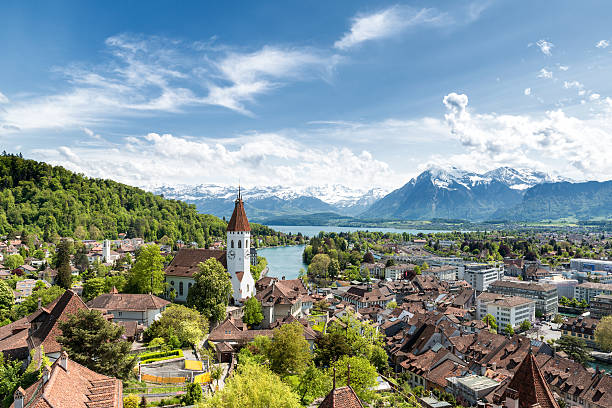 la storica città di thun, a berna in svizzera. - lake thun swiss culture switzerland berne foto e immagini stock