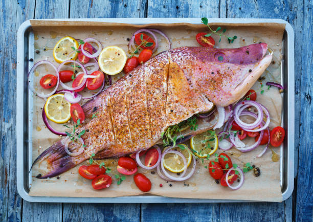 peixe inteiro pronto para o forno - macaca - fotografias e filmes do acervo