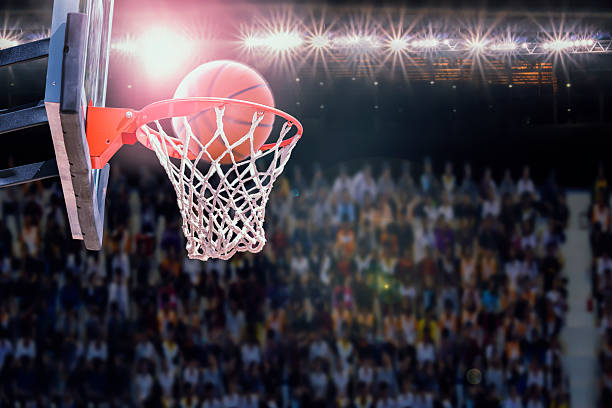 アリーナでの試合中に得点するバスケットボール - バスケットゴールリング ストックフォトと画像