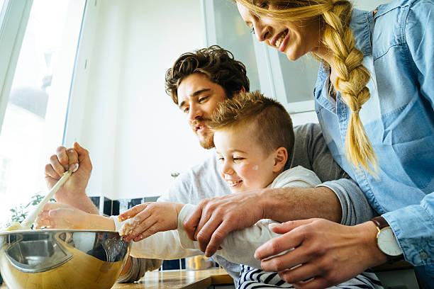 familia feliz divirtiéndose juntos mientras la preparación de alimentos - cake birthday domestic kitchen child fotografías e imágenes de stock