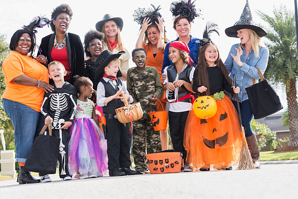 grupa kobiet z dziećmi w strojach na halloween - house halloween autumn candid zdjęcia i obrazy z banku zdjęć