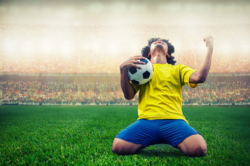 jugador de fútbol o fútbol celebrando gol photo