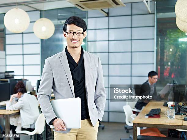 Porträt Eines Jungen Asiatischen Unternehmers Stockfoto und mehr Bilder von Japanischer Abstammung - Japanischer Abstammung, Männer, Geschäftsmann