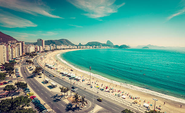 コパカバーナビーチとシュガーローフマウンテン、リオデジャネイロ - rio de janeiro corcovado copacabana beach brazil ストックフォトと画像