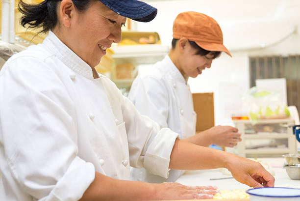 japońskie kobiety piekarz pracujący w piekarni - chef baker bakery flour zdjęcia i obrazy z banku zdjęć