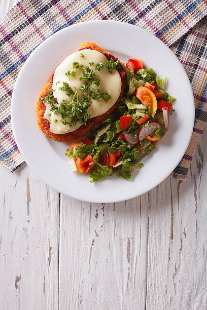 włoski kurczak parmigiana i sałatka. pionowy widok z góry - parmesan cheese chicken veal salad zdjęcia i obrazy z banku zdjęć