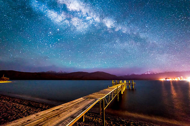 milkyway with wooden jetty - te anau imagens e fotografias de stock