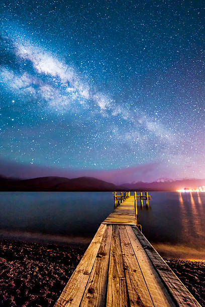 milkyway with wooden jetty - te anau imagens e fotografias de stock